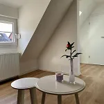 Ruhiges Und Citynahes Dachgeschoss-nest * Dusseldorf